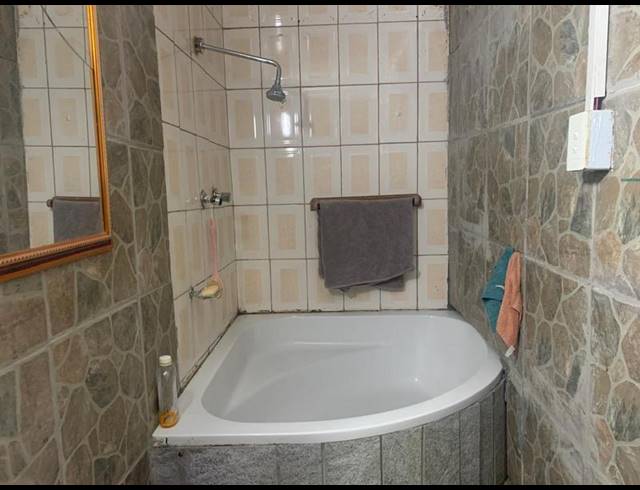 4 BEDROOM HOUSE FOR SALE IN LENTEGEUR